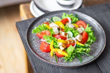 Sebze salatası ve tavuk eti sebzeler taze domates, salatalık, biberli organik yemekler sağlıklı yiyecek atıştırmalıkları, arka plan fotokopisi. en üstteki görünüm
