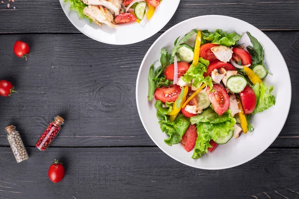 Grönsakssallad Och Kyckling Kött Grönsaker Färsk Tomat Gurka Peppar Ekologisk — Stockfoto