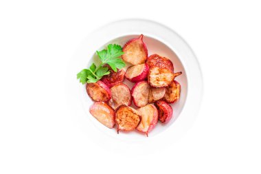 Kızarmış turp ve sebze reçetesi. Masada diyet. Sağlıklı yemek.