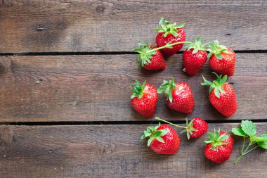 Çilek meyvesi olgun tatlı tatlı tatlı organik fotokopi uzay yiyecek arka plan kırsal üst görüş keto veya paleo diyet vegan veya vejetaryen gıda
