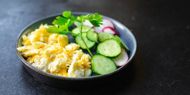 Çırpılmış yumurta çırpılmış yumurta, kızarmış kahvaltı, sağlıklı yemek, atıştırmalık, fotokopi, arka plan kırsal manzarası.