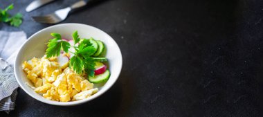 Çırpılmış yumurta çırpılmış yumurta, kızarmış kahvaltı, sağlıklı yemek, atıştırmalık, fotokopi, arka plan kırsal manzarası.