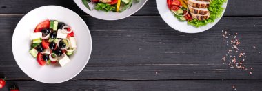 Yunan salatası sebzesi, zeytin, domates, salatalık, salatalık, zeytinyağı, yemek masasında popüler yemek fotokopisi uzay yiyecekleri arka plan kırsal üst görüş keto veya paleo diyeti vejetaryen yemeği