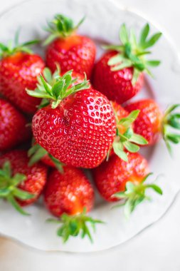 Çilek meyvesi olgun tatlı organik fotokopi uzay yiyecekleri arka plan kırsal manzaralı yiyecekler