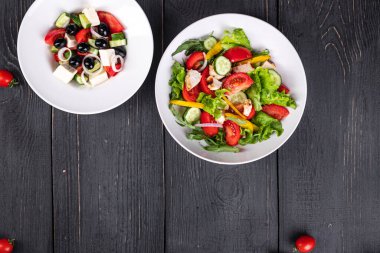 Salata menüsü. Salata, meze, sebze, Yunan salatası, ızgara tavuk yemeği masada. Sağlıklı beslenme. 