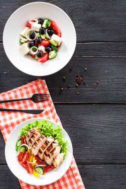 Salata menüsü. Salata, meze, sebze, Yunan salatası, ızgara tavuk yemeği masada. Sağlıklı beslenme. 