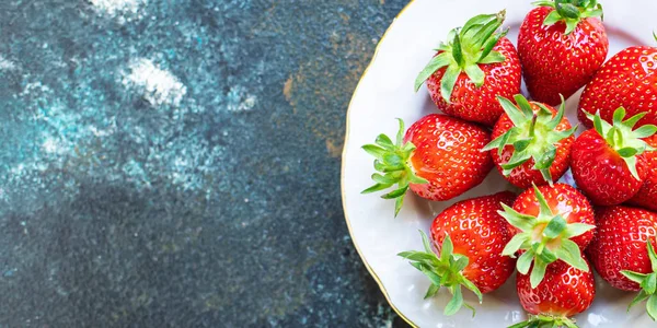 Stroberi Matang Makanan Penutup Makanan Manis Organik Menyalin Ruang Latar — Stok Foto