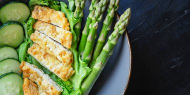 Salata kasesi tavuk eti, kuşkonmaz, yeşil salata yaprakları masada organik beslenme, sağlıklı yemek, fotokopi, arka plan kırsal. Üst görünüm keto veya paleo diyet vejetaryen 