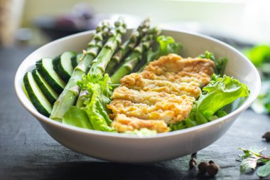Salata kasesi tavuk eti, kuşkonmaz, yeşil salata yaprakları masada organik beslenme, sağlıklı yemek, fotokopi, arka plan kırsal. Üst görünüm keto veya paleo diyet vejetaryen 