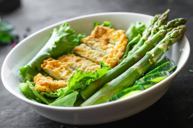 Salata kasesi tavuk eti, kuşkonmaz, yeşil salata yaprakları masada organik beslenme, sağlıklı yemek, fotokopi, arka plan kırsal. Üst görünüm keto veya paleo diyet vejetaryen 