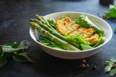 Salata kasesi tavuk eti, kuşkonmaz, yeşil salata yaprakları masada organik beslenme, sağlıklı yemek, fotokopi, arka plan kırsal. Üst görünüm keto veya paleo diyet vejetaryen 
