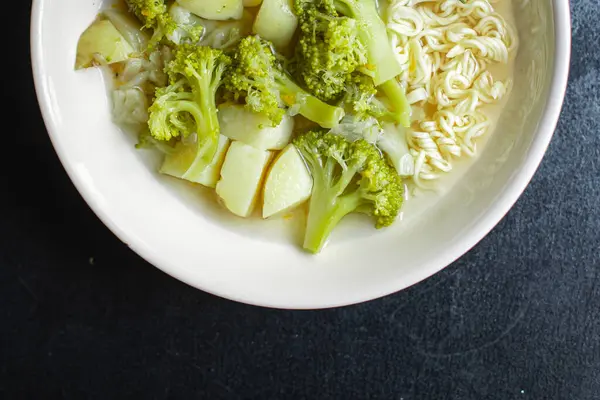 Soepbroccoli Bloemkool Groenten Een Bord Tafel Voorgerecht Gezonde Maaltijd Snack — Stockfoto