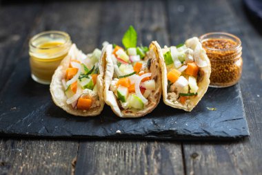 Takolar doldurulmuş sebzeler doner kebap düz ekmekler sebzeli taco masaya sağlıklı yemek atıştırmalıkları fotokopi arka plan kırsal. Top view keto ya da paleo diyet vejetaryen ya da vejetaryen yemekleri