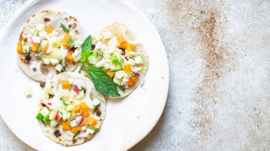 Takolar doldurulmuş sebzeler doner kebap düz ekmekler sebzeli taco masaya sağlıklı yemek atıştırmalıkları fotokopi arka plan kırsal. Top view keto ya da paleo diyet vejetaryen ya da vejetaryen yemekleri