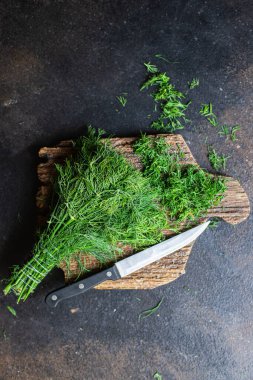 Dereotlu taze baharatlı otlar masanın üzerinde bıçakla güzelce kesilmiş sağlıklı yemek atıştırmalıkları arka plan kırsalının fotokopileri. Top view keto ya da paleo diyet vejetaryen ya da vejetaryen 