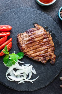 Biftek sulandırılmış et ızgara porsiyon B-B-Q masada, sağlıklı yemek atıştırmalığı fotokopi arka plan kırsal. üst görünüm keto veya paleo diyeti