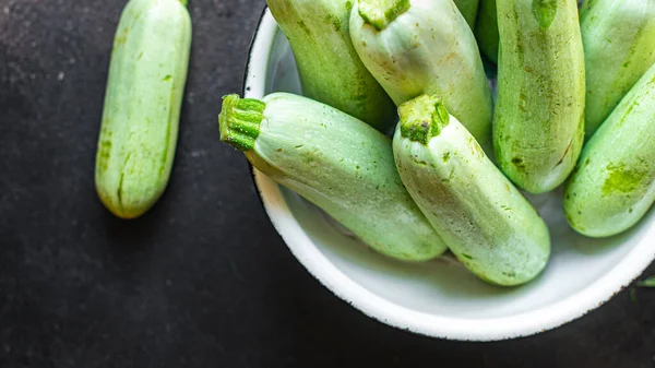 Zucchini Färska Grönsaker Matskörd Ekologiska Jordbruksprodukter Bordet Hälsosam Mat Måltid — Stockfoto