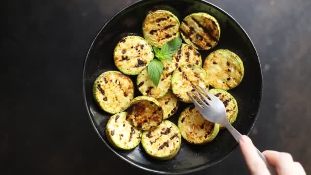 Grillezett Cukkini Sült Zöldség Asztalon Egészséges Étel Étel Snack Másolja — Stock videók