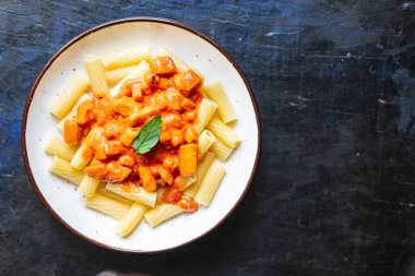 makarnalı makarna soslu makarnanın klasik tarifi. Masa yemeği, fotokopi, arka plan, kırsal arka plan. 