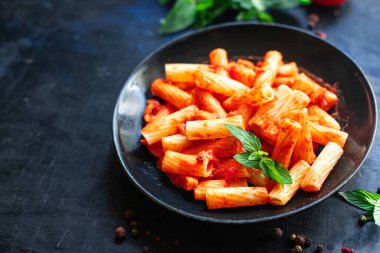 makarnalı makarna soslu makarnanın klasik tarifi. Masa yemeği, fotokopi, arka plan, kırsal arka plan. 