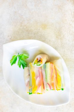 Yumurtalı nem viyanam pirinçli kağıt sebzeli pirinç kağıdını masaya koyar. Sağlıklı yemek atıştırmalıkları, arka plandaki uzay yiyeceklerinin fotokopisini çeker. en üstteki görünüm