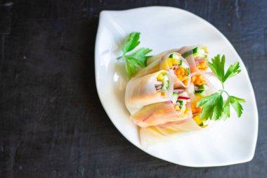 Yumurtalı nem viyanam pirinçli kağıt sebzeli pirinç kağıdını masaya koyar. Sağlıklı yemek atıştırmalıkları, arka plandaki uzay yiyeceklerinin fotokopisini çeker. en üstteki görünüm