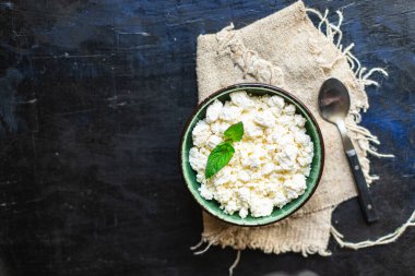 Süzme peynir ineği ya da koyun sütü masaya. Sağlıklı yemek.  
