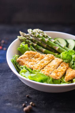 yeşil kuşkonmaz salatası tavuk eti kasesi yeşil salata salatası organik diyet yapıyor masada sağlıklı yiyecek abur cuburu fotokopi alanı arka plan kırsal. en üstteki görünüm