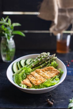 yeşil kuşkonmaz salatası tavuk eti kasesi yeşil salata salatası organik diyet yapıyor masada sağlıklı yiyecek abur cuburu fotokopi alanı arka plan kırsal. en üstteki görünüm
