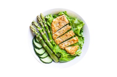 yeşil kuşkonmaz salatası tavuk eti kasesi yeşil salata salatası organik diyet yapıyor masada sağlıklı yiyecek abur cuburu fotokopi alanı arka plan kırsal. en üstteki görünüm