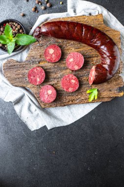 Kara puding kanlı sosis pişirme, masada yağlı yiyecekler, sağlıklı atıştırmalıklar, arka planda uzay yemeği kopyaları. en üstteki görünüm