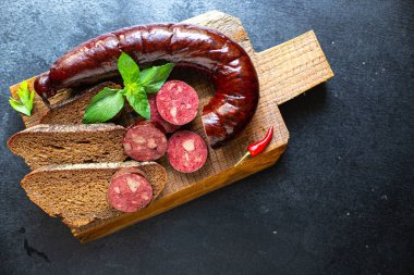 Kara puding kanlı sosis pişirme, masada yağlı yiyecekler, sağlıklı atıştırmalıklar, arka planda uzay yemeği kopyaları. en üstteki görünüm