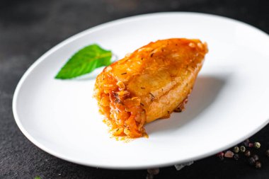 Biber dolgulu pirinç ve sebze dolgulu lahana dolgulu lahana tabakta taze sebze ruloları abur cubur fotokopi alanı arka plan kırsalında. üst görünüm keto veya paleo diyeti 