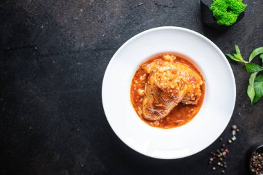 Biber dolgulu pirinç ve sebze dolgulu lahana dolgulu lahana tabakta taze sebze ruloları abur cubur fotokopi alanı arka plan kırsalında. üst görünüm keto veya paleo diyeti 