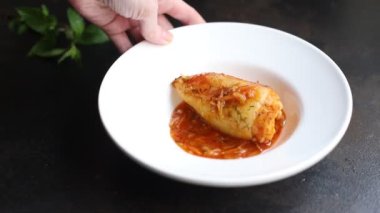 Biberli pirinç sosu. Tabakta taze sebze. Atıştırmalık yemek.  