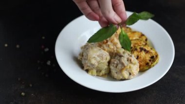 Sebzeli köfte yok et ızgara kabak pilavı yok, tabakta sebze var, sağlıklı yemek abur cuburu fotokopi uzay yemeği arka planda kırsal keto ya da paleo diyeti vejetaryen ya da vejetaryen vejetaryen.