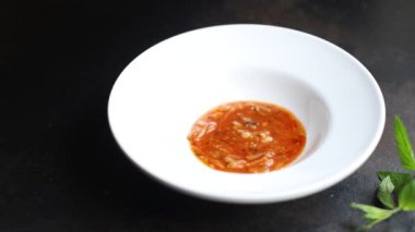 Biber dolgulu pirinç ve sebze dolgulu domates sosu doldurulmuş lahana ruloları taze sebze ruloları masada tabakta pişirme sağlıklı yemek atıştırmalığı fotokopi alanı arka plan kırsalında. üst görünüm keto veya paleo diyeti 