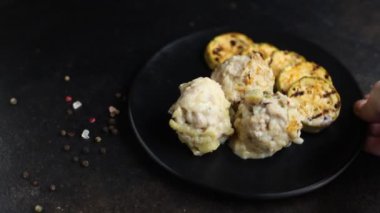 Sebzeli köfte yok et ızgara kabak pilavı yok, tabakta sebze var, sağlıklı yemek abur cuburu fotokopi uzay yemeği arka planda kırsal keto ya da paleo diyeti vejetaryen ya da vejetaryen vejetaryen.