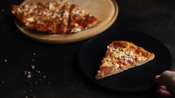 Jajanan Panas Segar Pizza Memasak Dalam Piring Atas Meja Makanan — Stok Video