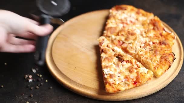 Pizza Snacks Calientes Frescos Cocina Plato Sobre Mesa Comida Saludable — Vídeos de Stock
