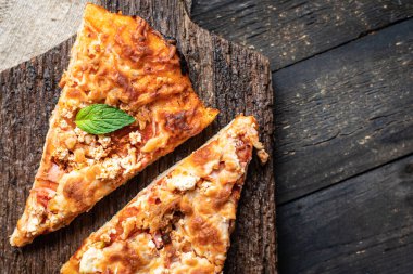 Pizza, sıcak atıştırmalıklar masada yemek, sağlıklı yemek, atıştırmalık fotokopi, arka plan kırsal. 