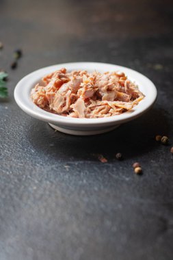 Masanın üzerinde konserve ton balığı konservesi, sağlıklı yiyecek atıştırmalığı, arka planda uzay yiyeceklerinin kopyası. Üst görünüm keto veya paleo diyet vejetaryen gıdalar pesseeter diyet