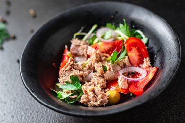 Ton balığı salatası, domates, soğan, zeytin, konserve ton balığı diğer konserve deniz ürünleri masada, sağlıklı yemek fotokopisi uzay yiyecekleri arka plan keto veya paleo diyet vejetaryen yemeği pesseeter 