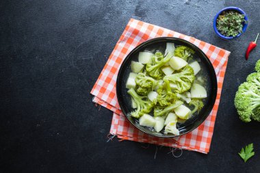 Masadaki karnabahar çorbası tabağındaki sebzeler sağlıklı yemek fotokopisi, arka plan kırsalında. Üst düzey diyet vejetaryen ya da vejetaryen yemekleri