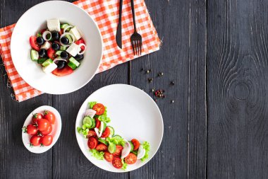 farklı salatalar sebzeler, ızgara tavuk göğsü, zeytin, feta, domates, soğan, salatalık masada diğer sağlıklı yiyecekler.