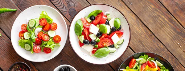 Verschiedene Salate Gemüse Gegrillte Hühnerbrust Oliven Feta Tomaten Zwiebeln Gurken — Stockfoto