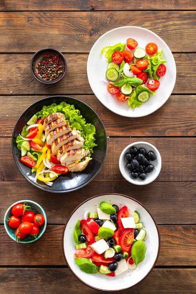 Különböző Saláták Zöldségek Grillezett Csirkemell Olajbogyó Feta Paradicsom Hagyma Uborka — Stock Fotó