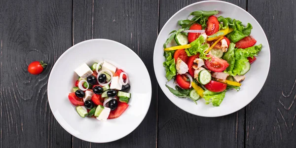 Verschiedene Salate Gemüse Gegrillte Hühnerbrust Oliven Feta Tomaten Zwiebeln Gurken — Stockfoto