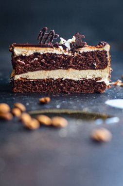 Çikolatalı kek, çikolatalı ganache, tatlı tatlı, tatil, atıştırmalık şeyler, fotokopi, arka plan kırsal. en üstteki görünüm