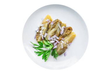 Masanın üstünde patlıcan salatası sebzesi fotokopisi, arka plandaki uzay yemeği kırsalında. üst görünüm keto veya paleo diyeti